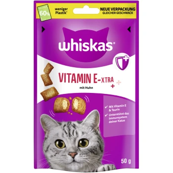 Snacks, Vitamin E-xtra, Huhn 6x50 g Whiskas Katzenleckerlipackung mit einer Nahaufnahme einer grauen getigerten Katze, die "Vitamin E-xtra mit Huhn" und Vorteile für die Immununterstützung zeigt.