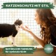 Eine schwarz-weiße Katze mit einem Halsband greift nach einer Hand einer Person vor einem netzartigen Hintergrund. Text: "Katzenschutz mit Stil" und "Natürliche Tarnung."