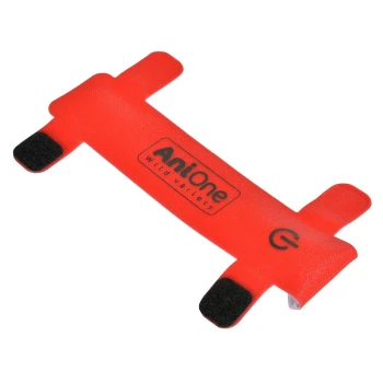 Rotes Hundespielzeug mit einer strukturierten Oberfläche und schwarzen Klettverschlüssen, mit dem Logo 'AniOne wild variety'.