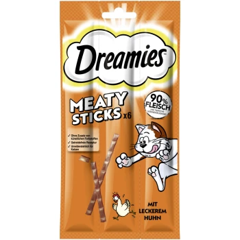 Dreamies Meaty Sticks Verpackung mit einer verspielten Katze, mit Text, der "90% Fleisch" und "Mit leckerem Huhn" hervorhebt.