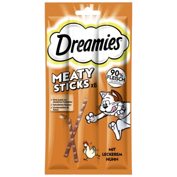 Dreamies Meaty Sticks Verpackung mit einer verspielten Katze, mit Text, der "90% Fleisch" und "Mit leckerem Huhn" hervorhebt.