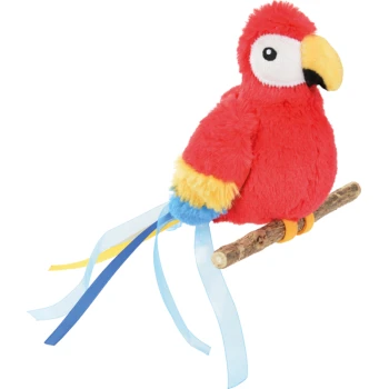 Un jouet perroquet en peluche coloré avec un corps rouge, des accents jaunes et bleus, assis sur un perchoir en bois avec des rubans bleus et jaunes.