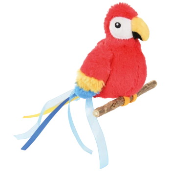 Ein farbenfrohes plüschiges Papageienspielzeug mit rotem Körper, gelben und blauen Akzenten, das auf einer Holzstange mit blauen und gelben Bändern sitzt.