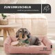 Ein rosa Cord-Hundebett mit einem kleinen Hund in einem grünen Halstuch. Text: "ZUM EINKUSCHELN schafft ein gemütliches Ambiente."