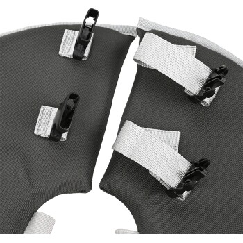 Nahaufnahme eines schwarzen Erholungs-Halskragens für Haustiere mit verstellbaren weißen Riemen und Clips für sicheren Halt.