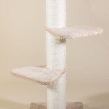 Katzenbaum mit zwei plüschigen Plattformen und einem mit Sisal umwickelten Pfosten, vor einem sanften beigen Hintergrund.
