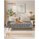 Ein Hund entspannt sich auf einer grauen wasserdichten Haustierdecke mit "Wasserdichte Hundedecke" auf einem beigen Sofa und zeigt Komfort und Möbelsschutz.
