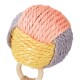 Balle de jouet pour animaux colorée tissée en rose, jaune et violet, avec un anneau en bois attaché pour une manipulation facile.