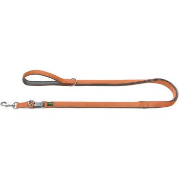 Orangefarbene Hundeleine mit einem gepolsterten Griff und einem Metallclip, mit einem grauen Innenfutter und einem kleinen Logo-Tag.
