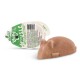 Brauner Kauknochen in Muschelform mit grün-weißer 'Lucky You' Leberwurstverpackung und sichtbarem Barcode.