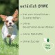 Ein verspielter Hund läuft auf Gras mit dem Text "natürlich OHNE" und "100% Natur"-Logo, das keine künstlichen Zusatzstoffe oder Zucker hervorhebt.