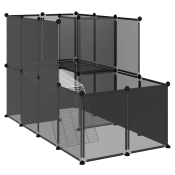 Ein modulares schwarzes Haustiergehege mit transparenten Paneelen, mit einem mehrstufigen Design und einer weißen Rampe für einfachen Zugang zwischen den Ebenen.