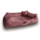 Ein plüschiges, burgunderfarbenes Haustierbett mit erhöhten Kanten und einem passenden kleinen Kissen, mit einem schwarzen Etikett, das "tierland" liest.