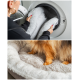 Eine Person legt weiche, flauschige Hundebetten in eine Waschmaschine, während eine Nahaufnahme die Pfoten eines Hundes zeigt, die auf einem gemütlichen, plüschigen Bett ruhen.