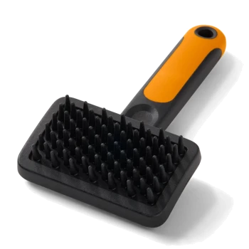 Schwarze Gummibürste zur Fellpflege mit kurzen konischen Noppen und orange-schwarzem ergonomischem Griff.