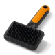 Schwarze Gummibürste zur Fellpflege mit kurzen konischen Noppen und orange-schwarzem ergonomischem Griff.