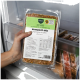 Hand hält BARFER'S 'Komplett‑Mix Kaninchen & Lamm' 500 g gefrorene Hundefutter‑Packung im Gefrierschrank.