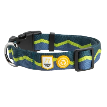 Ein blau-grüner Hundehalsband mit Zickzackmuster, mit einer schwarzen Schnalle und einem metallenen D-Ring, mit "Woolly Wolf" und einem Recyclingmaterial-Abzeichen.