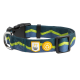 Ein blau-grüner Hundehalsband mit Zickzackmuster, mit einer schwarzen Schnalle und einem metallenen D-Ring, mit "Woolly Wolf" und einem Recyclingmaterial-Abzeichen.