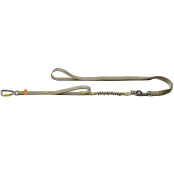 Khakifarbene Nylon-Hundeleine mit Bungee-Stoßdämpfer, Metallkarabiner und Verschluss, reflektierenden Nähten und orangefarbenem Akzent.