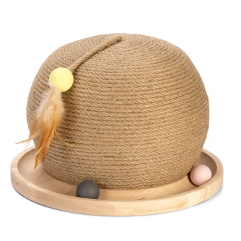 Ein runder Katzenspielzeug aus Naturfasern mit einer Feder und bunten Bällen, der auf einem Holzsockel ruht.