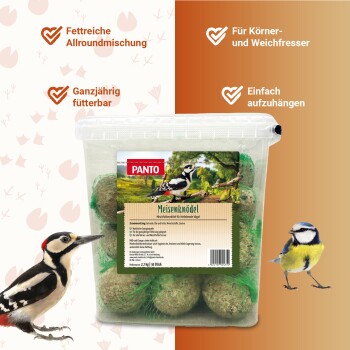 Ein runder, strukturierter Ball aus natürlichen Materialien, eingehüllt in ein grünes Netz, geeignet für das Spielen oder die Beschäftigung von Haustieren.