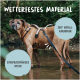 Ein brauner Hund in einem Geschirr steht im flachen Wasser, umgeben von Grün. Text: "Wasserdichtes Material," "360° Metallkarabiner," "Hochwertiges Nylon."