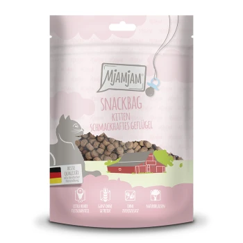 Snackbag Kitten – Geflügel 8x125g Mjamjam Snackbag für Kätzchen, mit einem rosa Hintergrund und einer verspielten Katzengrafik, die Geflügelgeschmack-Kibble zeigt.