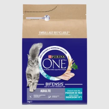 Sac de nourriture pour chat Purina ONE Bifensis, avec un chat gris, avec un texte soulignant qu'il soutient un système immunitaire fort et est fabriqué avec des poissons sélectionnés.