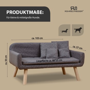 Ein entspannter grauer Hund liegt auf einem modernen grauen Sofa in einem hellen, minimalistischen Wohnzimmer mit großen Fenstern und stilvollen Möbeln.