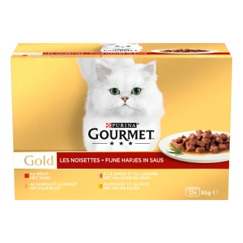 Purina Gourmet Gold kattenvoerdoos met witte langharige kat, bord met nat voer en etiket 'GOURMET Gold'