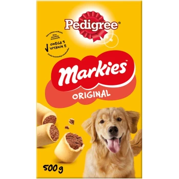 Un chien golden retriever sourit à côté d'un paquet de friandises pour chiens Pedigree Markies Original, présentant des friandises cassées et un fond jaune.