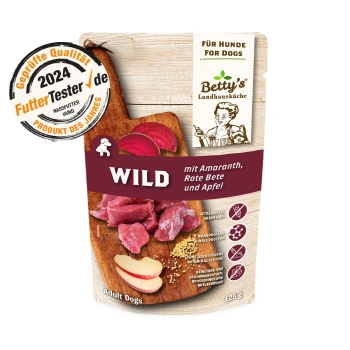 Hundefutterverpackung mit der Marke "Betty's Landhausküche", beschriftet mit "WILD mit Amaranth, Rote Bete und Apfel," mit Fleisch- und Apfelscheiben dargestellt.