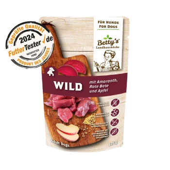 Hundefutterverpackung mit der Marke "Betty's Landhausküche", beschriftet mit "WILD mit Amaranth, Rote Bete und Apfel," mit Fleisch- und Apfelscheiben dargestellt.