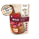 Hundefutterverpackung mit der Marke "Betty's Landhausküche", beschriftet mit "WILD mit Amaranth, Rote Bete und Apfel," mit Fleisch- und Apfelscheiben dargestellt.