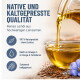 Ein klares Glas gefüllt mit einer goldgelben Flüssigkeit, die wie Öl aussieht, vor einem weißen Hintergrund.
