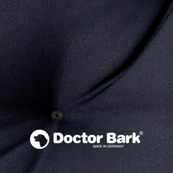 Ein dunkelblaues, gepolstertes Haustierbett mit einer weichen, gepolsterten Oberfläche, mit einem grünen "Doctor Bark"-Label an der Seite.