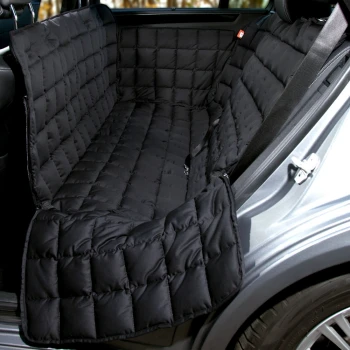 Schwarze, gepolsterte Autositzabdeckung für Haustiere, die auf der Rückbank eines Fahrzeugs angebracht ist und Schutz und Komfort für Haustiere während der Reise bietet.