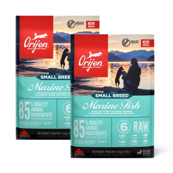 Small Breed Marine Adult Lachs & Hering 2x4.5 kg Zwei Beutel Orijen Small Breed Marine Fish Hundefutter vor einem Sonnenuntergang, die "85% Qualitäts-Tierzutaten" und "Wholeprey-Diät" präsentieren.