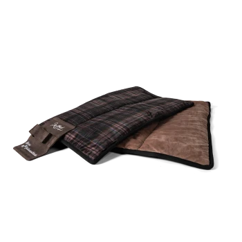 Ein gemütliches Haustierbett mit einem Karodesign auf einer Seite und einem weichen braunen Stoff auf der anderen, mit einem Riemen zur Sicherung.