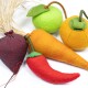 Bunte Filzhaustier-Spielzeuge in Form von Gemüse und Obst, darunter eine Rübe, Karotte, Chili, Orange und grüner Apfel.