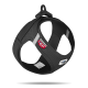 Harnais noir pour chien avec un design en maille, présentant une étiquette de logo rouge et blanc et un clip robuste pour attacher la laisse.