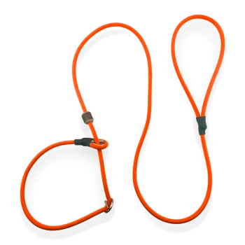 Orange verstellbare Schleppleine mit Metallringen und schwarzen Kunststoffverschlüssen vor schwarzem Hintergrund.