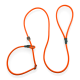 Orange verstellbare Schleppleine mit Metallringen und schwarzen Kunststoffverschlüssen vor schwarzem Hintergrund.