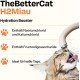 Eine Katze trinkt aus einem Brunnen mit der Aufschrift 'TheBetterCat H2Miau Hydration Booster', der Zutaten zeigt und darauf hinweist, dass es an heißen Tagen großartig ist.