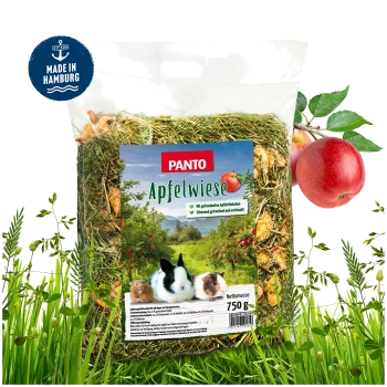 Eine 750g Tüte PANTO Apfelwiese Hundefutter mit getrockneten Apfelstücken, vor Apfelbäumen, beschriftet mit "Hergestellt in Hamburg."