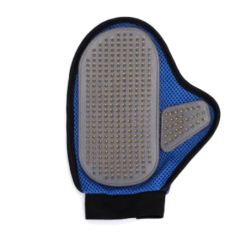 Blauer Haustierpflegehandschuh mit Gummiborsten auf einer grauen Oberfläche, entworfen zum Entfernen von losem Fell und zum Massieren von Haustieren.