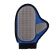 Blauer Haustierpflegehandschuh mit Gummiborsten auf einer grauen Oberfläche, entworfen zum Entfernen von losem Fell und zum Massieren von Haustieren.