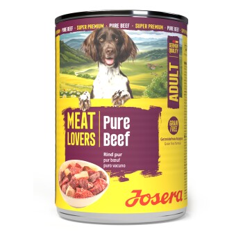 Dose Josera Hundefutter mit der Aufschrift ‚Meat Lovers Pure Beef‘, mit Hundephoto, Schüssel mit Rindfleisch sowie Text ‚Erwachsen‘ und ‚Getreidefrei‘.
