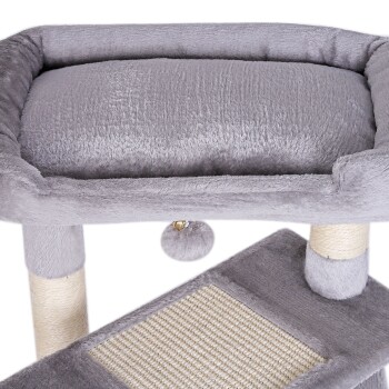 Grauer Katzenbaum mit einem plüschigen oberen Platz, einem baumelnden Pom-Pom-Spielzeug und einem Sisal-Kratzbaum.